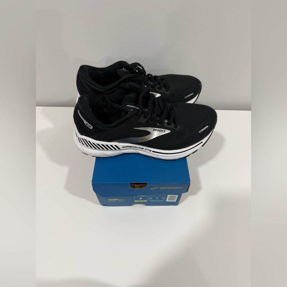 EUC Brooks Women’s Adrenaline GTS 22 in Black/White - Size Women’s 7 Wide